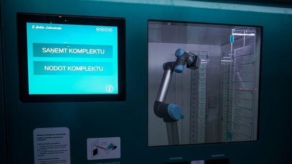 Аппарат для бесконтактного забора анализов на COVID-19 в Риге - Sputnik Латвия