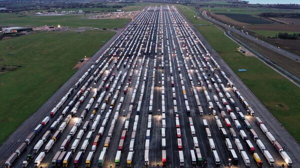 Вид с воздуха на припаркованные грузовики на взлетно-посадочной полосе в аэропорту Манстон, Великобритания  - Sputnik Латвия