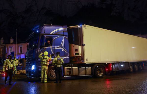 Otrdien policisti sāka novirzīt kravas mašīnas uz Manstonas lidostu, kur organizēti koronavīrusa testi Otrdien policisti sāka novirzīt kravas mašīnas uz Manstonas lidostu, kur organizēti koronavīrusa testi - Sputnik Latvija