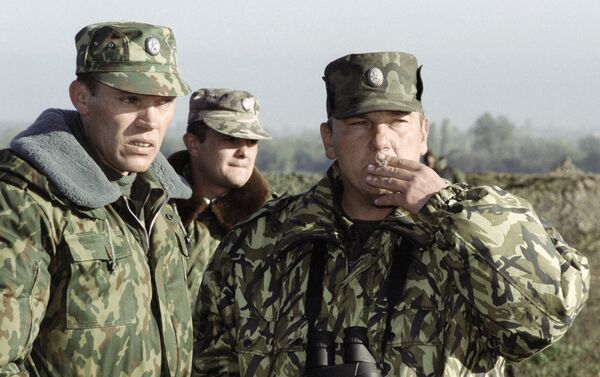 Federālo spēku Rietumu grupējuma komandieris Ziemeļkaukāzā ģenerālmajors Vladimirs Šamanovs (no labās) Federālo spēku Rietumu grupējuma komandieris Ziemeļkaukāzā ģenerālmajors Vladimirs Šamanovs (no labās) - Sputnik Latvija