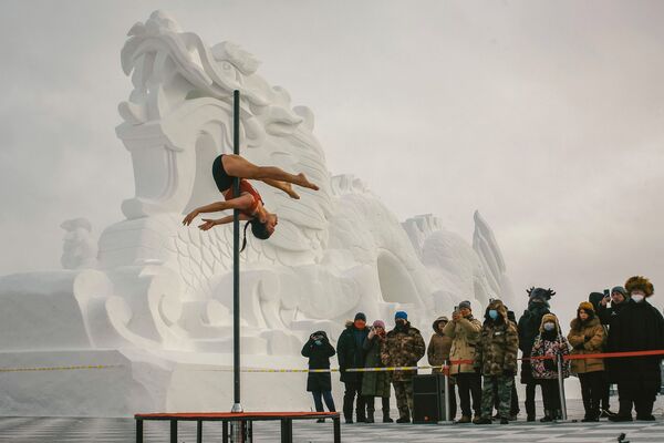 Соревнования по танцам на пилоне при температуре -30 в провинции Хэнглунцзян, Китай - Sputnik Латвия