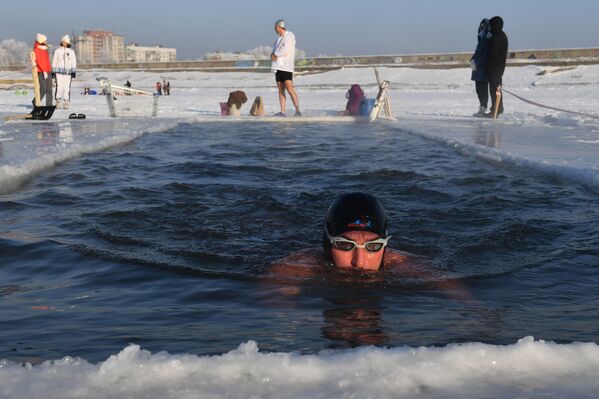 Член клуба закаливания Белые медведи в проруби на водохранилище Новосибирской ГЭС Член клуба закаливания Белые медведи в проруби на водохранилище Новосибирской ГЭС - Sputnik Латвия