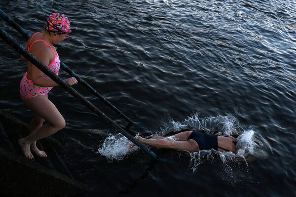 Женщины ныряют в море  вечером зимнего дня в Голуэе, Ирландия - Sputnik Латвия