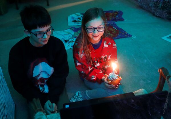 Дети во время онлайн-служения Christingle в канун Рождества в Блэксли, Великобритания Дети во время онлайн-служения Christingle в канун Рождества в Блэксли, Великобритания - Sputnik Latvija