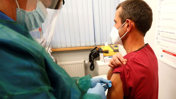 Медицинский сотрудник на вакцинации от COVID-19 в госпитале Вентспилса - Sputnik Латвия