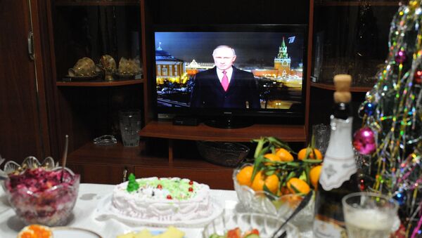 Праздничный стол во время встречи Нового года - Sputnik Латвия