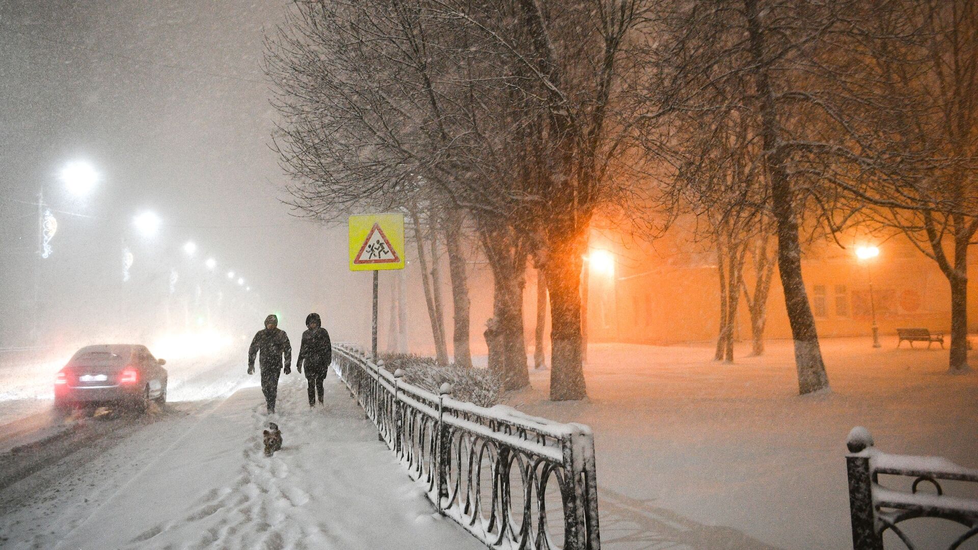 Люди идут по улице во время снегопада - Sputnik Латвия, 1920, 01.01.2022