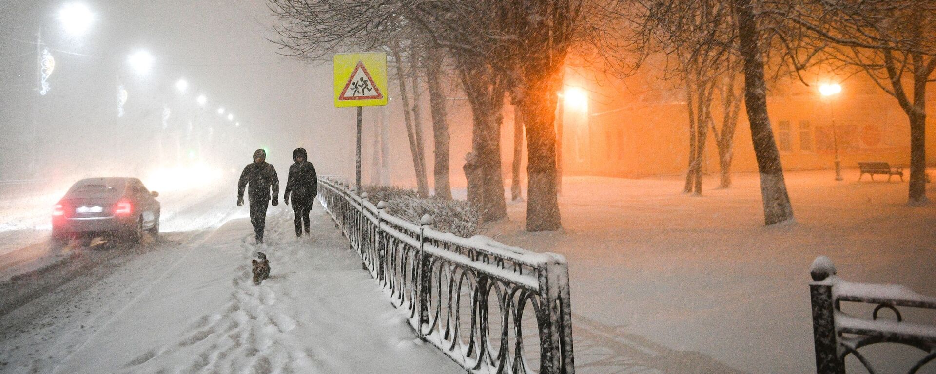 Люди идут по улице во время снегопада - Sputnik Латвия, 1920, 02.02.2021