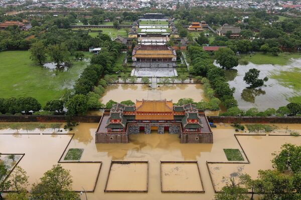Императорский город Хюэ, затопленный паводками, вызванными сильными ливнями в центральном Вьетнаме - Sputnik Латвия
