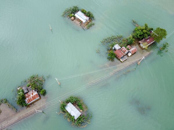 Musonu radīti plūdi Bangladešā 15. jūlijā. Gandrīz 4 miljoni cilvēku cietuši Dienvidāzijā, trešā daļa Bangladešas bija zem ūdens – tās bija vienas no smagākajām lietavām desmit gadu laikā - Sputnik Latvija