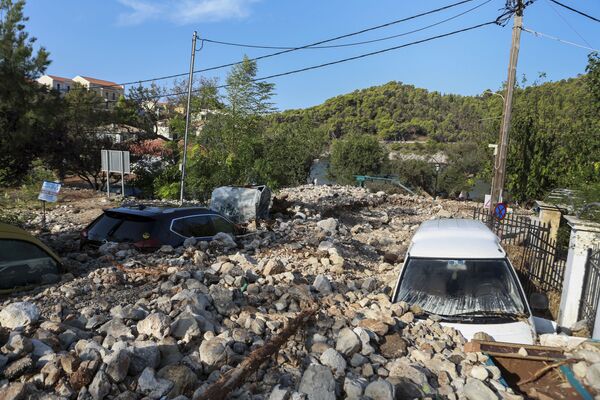 Automašīnas pēc tropiskās viesuļvētras Janos Grieķijas rietumu daļā, Kefalonijas salā 20. septembrī. Vētrā cietuši vairāk nekā 600 cilvēki - Sputnik Latvija