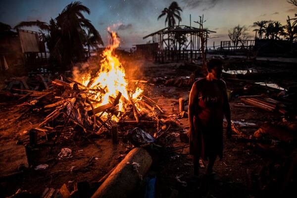 Cilvēki sadedzina atkritumus pēc viesuļvētras Yota Nikaragvā. Spēcīgs tropiskais ciklons, pēc tam – arī viesuļvētra uzbruka Centrālamerikai novembrī. Valstij nodarīts kaitējums par 743 miljoniem dolāru - Sputnik Latvija