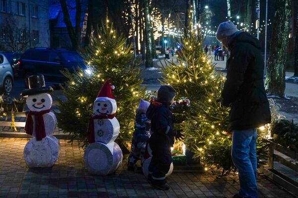 Карета императрицы и парад ангелов: в Огре праздничная иллюминация работает до 30 января Карета императрицы и парад ангелов: в Огре праздничная иллюминация работает до 30 января - Sputnik Латвия