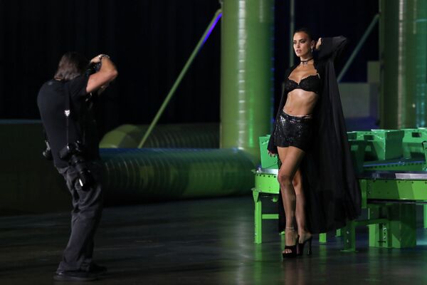 Ирина Шейк во время презентации коллекции бельевого бренда Рианны Savage x Fenty в Лос-Анджелесе Ирина Шейк во время презентации коллекции бельевого бренда Рианны Savage x Fenty в Лос-Анджелесе - Sputnik Латвия