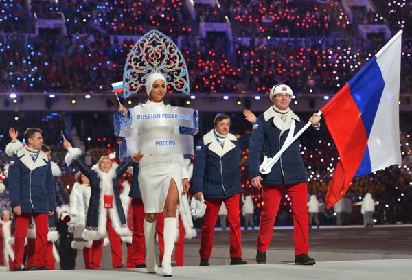 Знаменосец сборной России Александр Зубков и модель Ирина Шейк на церемонии открытия XXII зимних Олимпийских игр в Сочи Знаменосец сборной России Александр Зубков и модель Ирина Шейк на церемонии открытия XXII зимних Олимпийских игр в Сочи - Sputnik Латвия