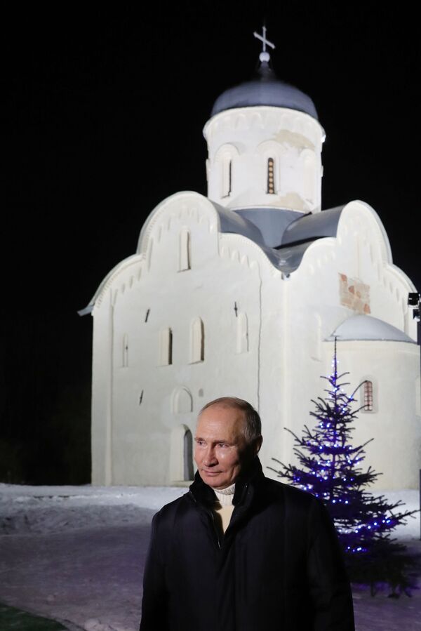 Президент РФ Владимир Путин дает интервью после посещения Рождественского богослужения в церкви Николы на Липне - Sputnik Latvija