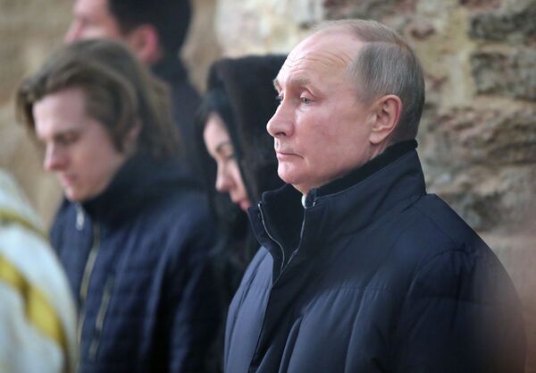 Президент РФ Владимир Путин во время Рождественского богослужения в церкви Николы на Липне - Sputnik Latvija