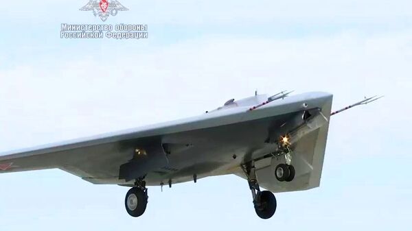Новейший ударный беспилотник Охотник совершил первый совместный полет с Су-57 - Sputnik Latvija