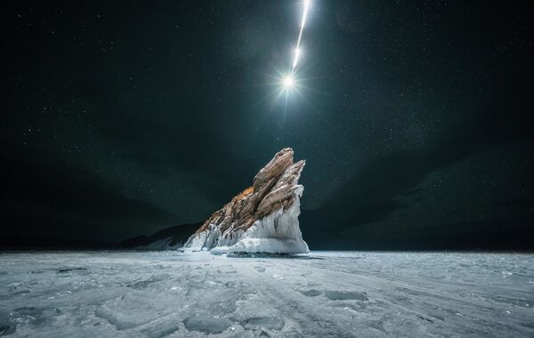 Рустам Шагиморданов. Падающая звезда на мысе Дракон, озеро Байкал. 2020 - Sputnik Латвия