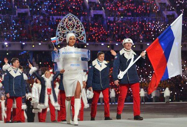 Знаменосец сборной России Александр Зубков и модель Ирина Шейк на церемонии открытия XXII зимних Олимпийских игр в Сочи  - Sputnik Latvija