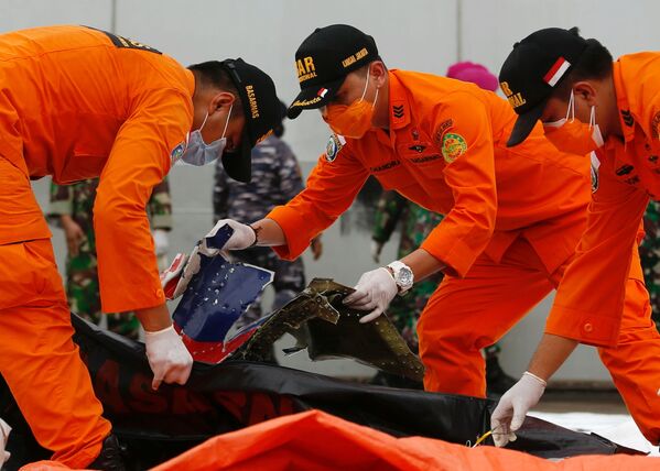 Izmeklētāji aplūko atlūzas, kas atrastas ūdeņos pie Javas salas pēc Sriwijaya Air lidmašīnas katastrofas - Sputnik Latvija