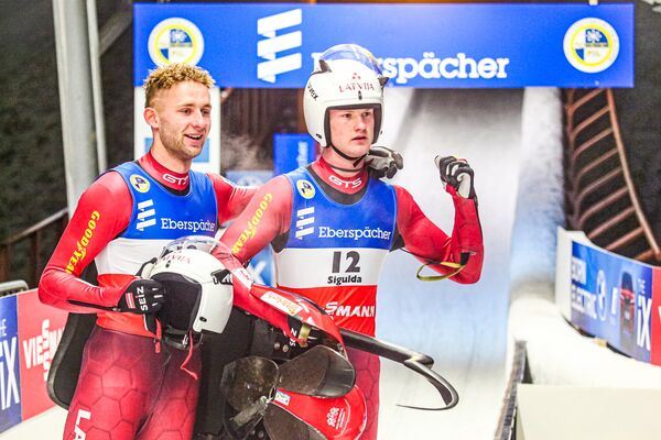 Братья Шицс выиграли золото на домашнем чемпионате Европы по санному спорту Братья Шицс выиграли золото на домашнем чемпионате Европы по санному спорту - Sputnik Латвия