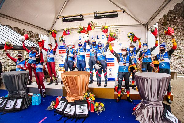 Братья Шицс выиграли золото на домашнем чемпионате Европы по санному спорту Братья Шицс выиграли золото на домашнем чемпионате Европы по санному спорту - Sputnik Латвия