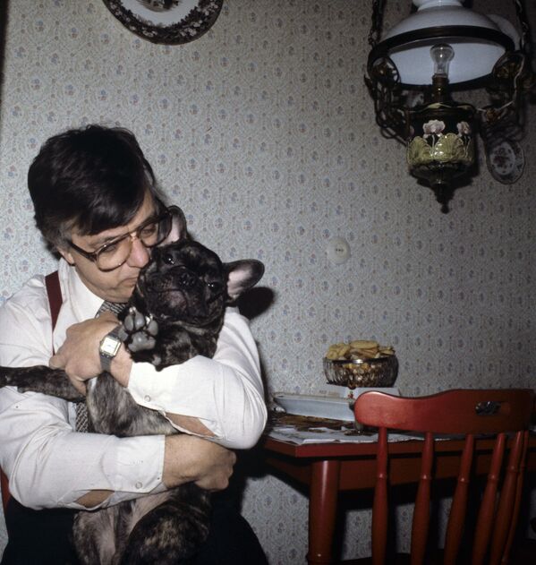 Раймонд Паулс со своей любимой собакой Арчибальдом. - Sputnik Латвия