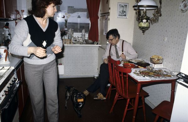 Раймонд Паулс с женой Светланой на кухне в своей квартире, 1985 год - Sputnik Латвия