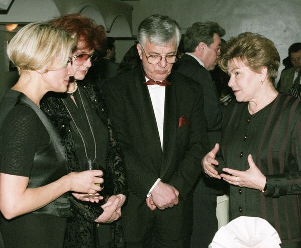 Певица Лайма Вайкуле (слева), композитор Раймонд Паулс (2 справа) и Наина Ельцина (справа), Москва, 1996 год - Sputnik Латвия