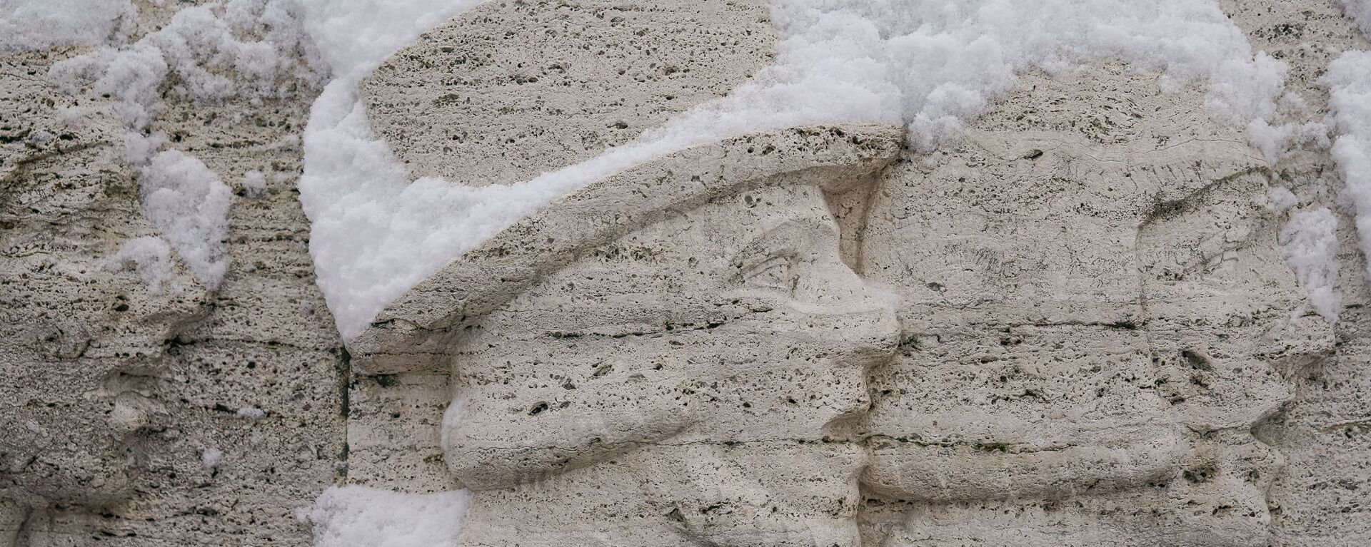 Снег на барельефе памятника Свободы в Риге - Sputnik Латвия, 1920, 19.01.2021