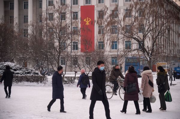 Люди на заснеженных улицах Пхеньяна  - Sputnik Латвия