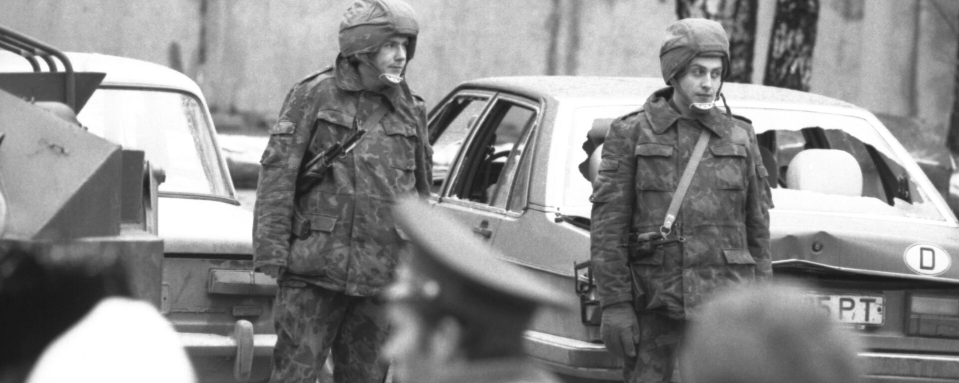 Бойцы отряда милиции особого назначения МВД СССР на улице Вильнюса 12 января 1991 года - Sputnik Латвия, 1920, 13.01.2021