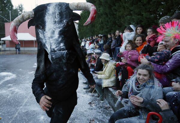 Участник карнавала в костюме быка, олицетворяющий миф страны Басков во Франции  - Sputnik Latvija