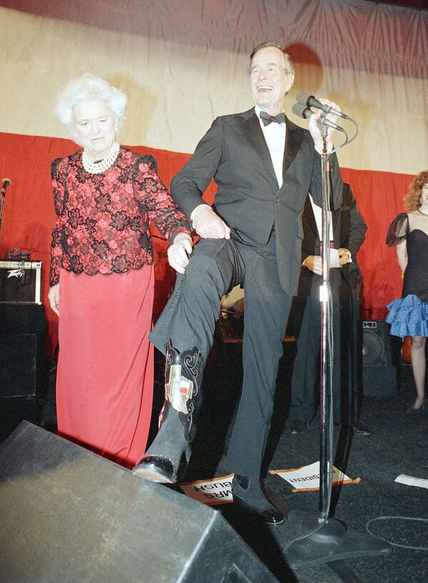 ASV prezidents Džordžs Bušs un viņa sieva Barbara, Vašingtona, 1989. gads - Sputnik Latvija