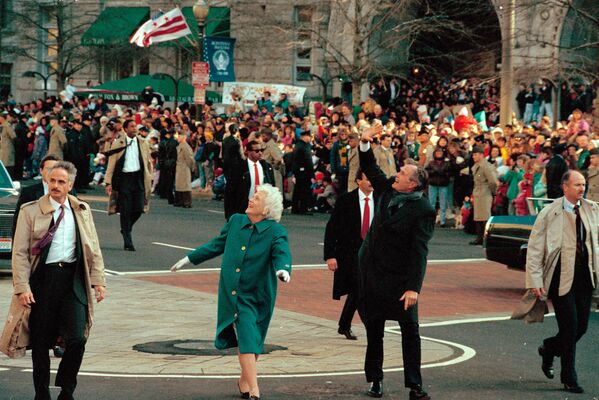 ASV prezidents Džordžs Bušs un viņa dzīvesbiedre Barbara apsveic klātesošos Vašingtonā, 1989. gads - Sputnik Latvija