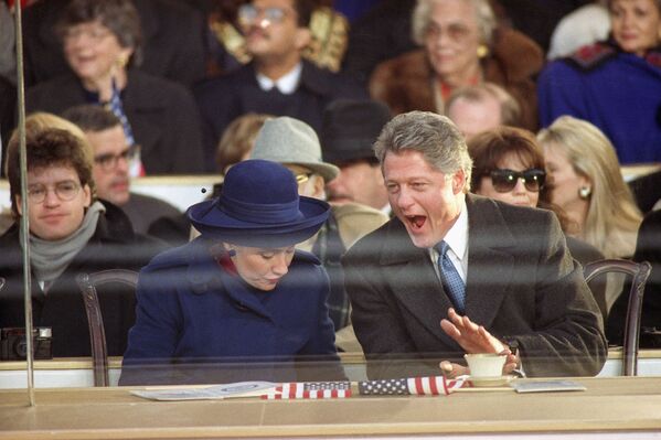 Prezidents Bils Klintons un pirmā lēdija Hilarija Klintone inaugurācijas parādes laikā Vašingtonā, 1993. gads - Sputnik Latvija