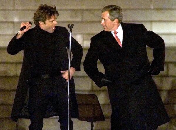 Jaunievēlētais prezidents Džordžs Bušs ar dziedātāju Rikiju Mārtinu inaugurācijas ceremonijā, Vašingtona, 2001. gads - Sputnik Latvija