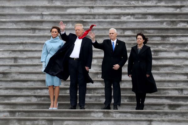 ASV prezidents Donalds Tramps, pirmā lēdija Melānija un viceprezidents Maiks Penss ar dzīvesbiedri inaugurācijas ceremonijā, Vašingtona, 2017. gads - Sputnik Latvija