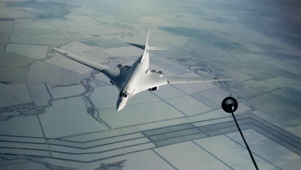 Захватывающее видео дозаправки в воздухе ракетоносца Ту-160 - Sputnik Latvija