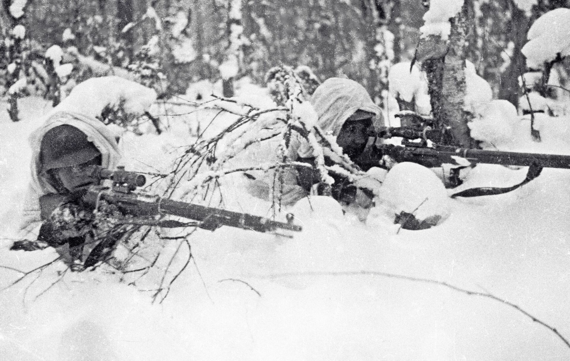 Красноармейцы-снайперы в засаде во время Советско-финской войны 1939-1940 гг Красноармейцы-снайперы в засаде во время Советско-финской войны 1939-1940 гг - Sputnik Latvija, 1920, 27.05.2022