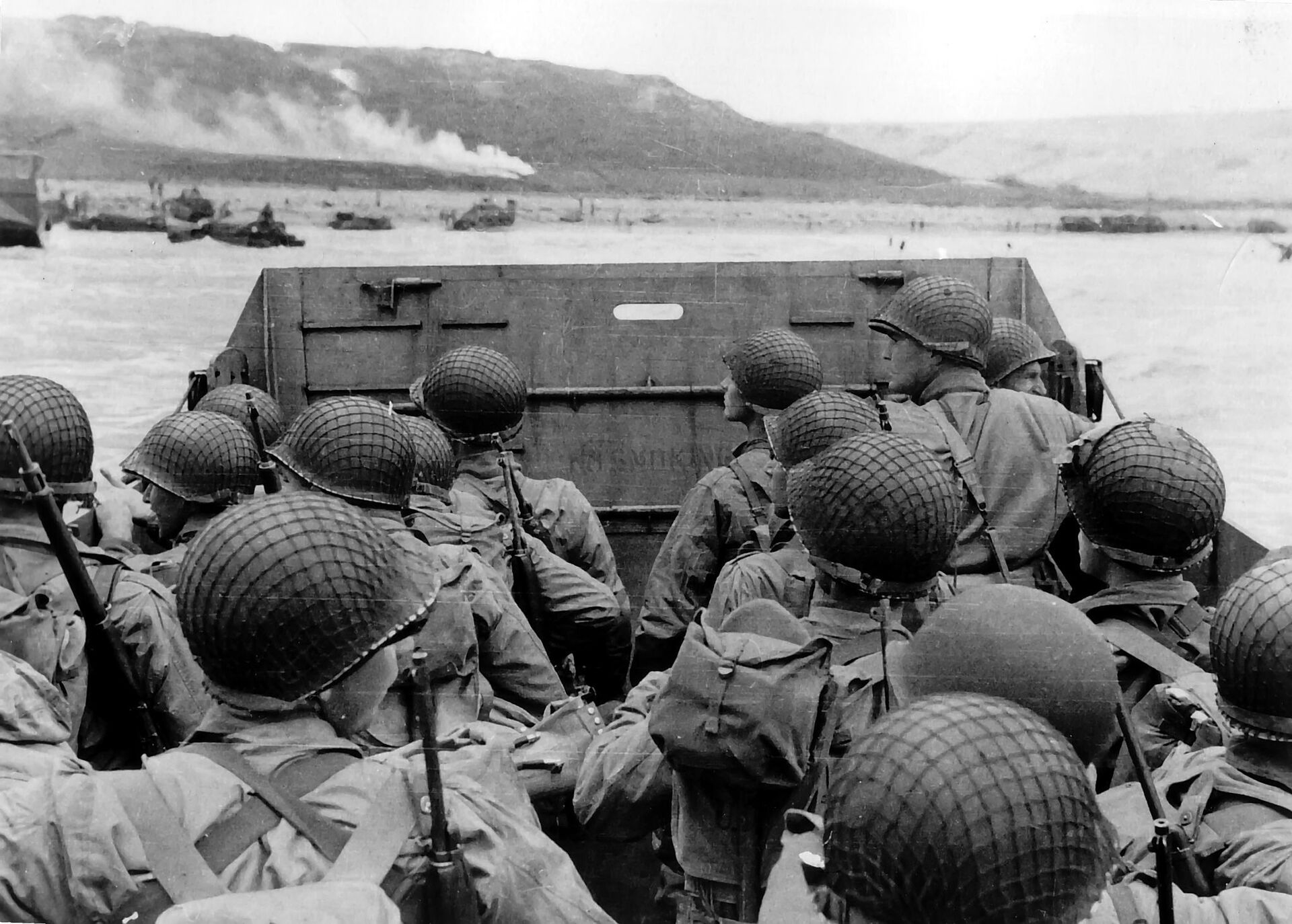 Высадка американских военных на десантном корабле на нормандский пляж Омаха во Франции. 6 июня 1944 года - Sputnik Latvija, 1920, 27.05.2022