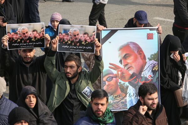 Люди с плакатами с изображением генерала Сулеймани во время демонстрации в Тегеране, Иран, 2020 год - Sputnik Латвия