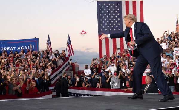 Президент США Дональд Трамп на митинге во время кампании в международном аэропорту Орландо Сэнфорд в Сэнфорде, 2020 год Президент США Дональд Трамп на митинге во время кампании в международном аэропорту Орландо Сэнфорд в Сэнфорде, 2020 год - Sputnik Латвия
