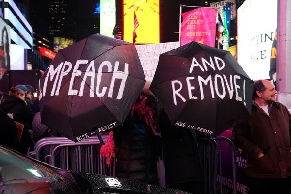 Демонстрация за импичмент Дональда Трампа на Таймс-сквер в Нью-Йорке, 2019 год Демонстрация за импичмент Дональда Трампа на Таймс-сквер в Нью-Йорке, 2019 год - Sputnik Латвия