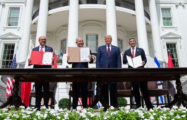 Президент США Дональд Трамп во время подписания соглашения об установлении отношений с ОАЭ и Бахрейном Израилем Президент США Дональд Трамп во время подписания соглашения об установлении отношений с ОАЭ и Бахрейном Израилем - Sputnik Латвия