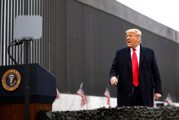 Президент США Дональд Трамп во время посещения пограничной стены между США и Мексикой в Аламо, штат Техас Президент США Дональд Трамп во время посещения пограничной стены между США и Мексикой в Аламо, штат Техас - Sputnik Латвия