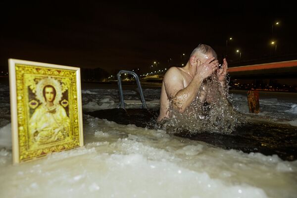 Крещенское купание в водах реки Даугава - Sputnik Латвия