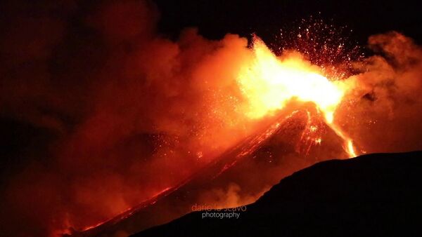 Этна снова проснулась: извержение вулкана произошло на Сицилии - видео - Sputnik Latvija