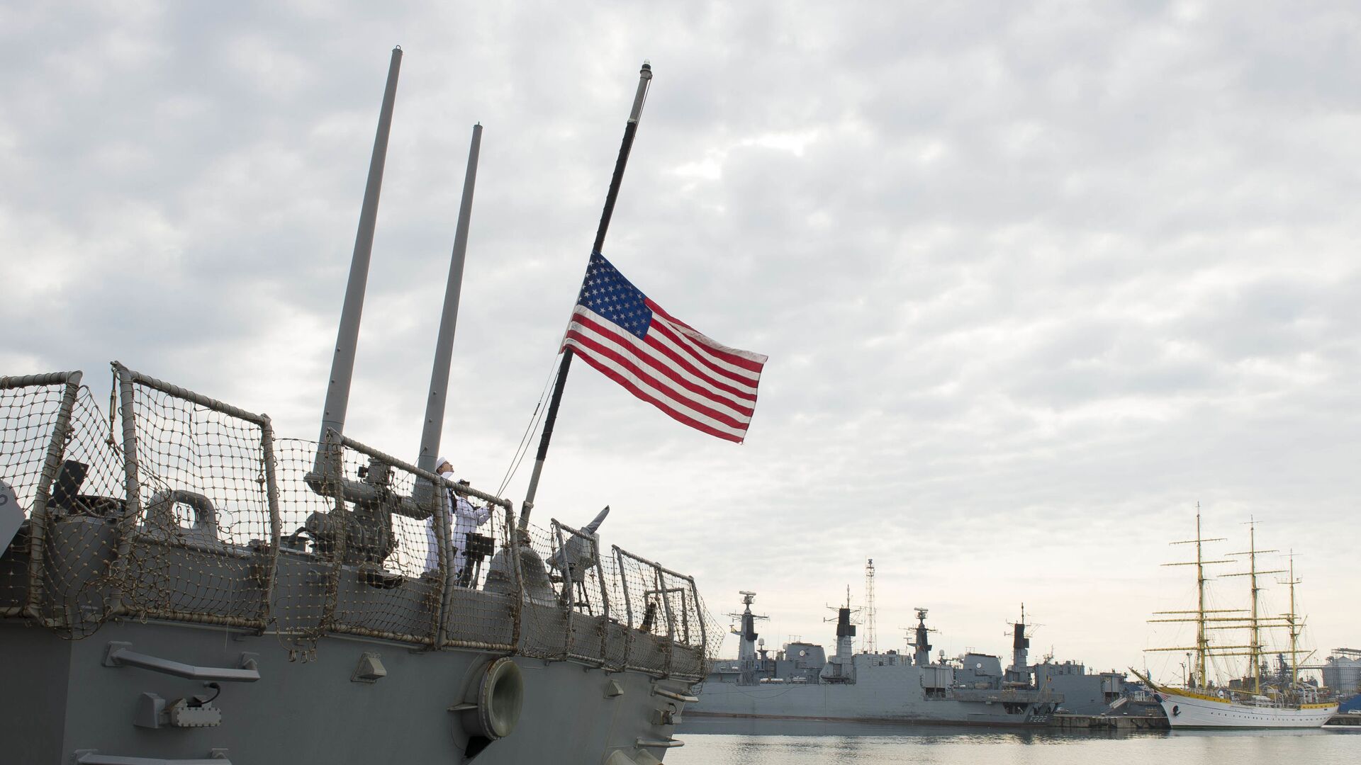 Моряки поднимают флаг на эсминце ВМС США Портер - Sputnik Latvija, 1920, 20.02.2021